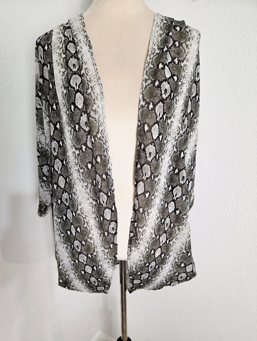 Adrienne Black & White Snake-Print Open Short Sleeve Kimono, OS